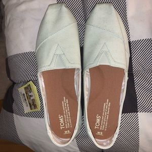 NWT Mint Toms Size 9
